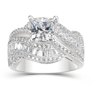 Luxuriöser silberner Ring mit Prinzess-Schliff-Diamant und gedrehtem Pavé-Ringband