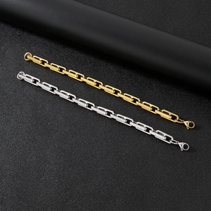 Détail de bracelets de style chaîne de moto en argent et or avec maillons dentés