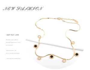 Détail du collier chaîne serpent en acier inoxydable doré avec pendentifs émail noir et chiffres romains