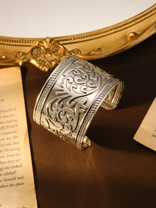 Detailansicht der Vintage-Silber-Armspange mit aufwendigen floralen Gravuren im Detail