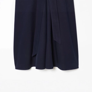 Robe chemise à manches courtes bleu foncé avec ceinture à nouer et détails plissés