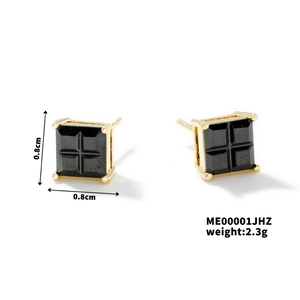 Dettaglio di orecchini a lobo quadrati in zircone nero e oro con misure di 0,8 cm