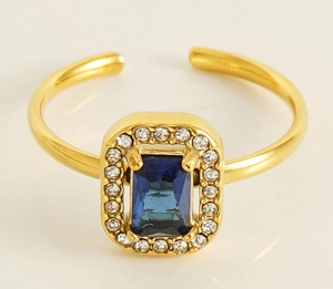 Détail d'une bague double couche en acier doré 18K avec un grand zircon bleu rectangulaire
