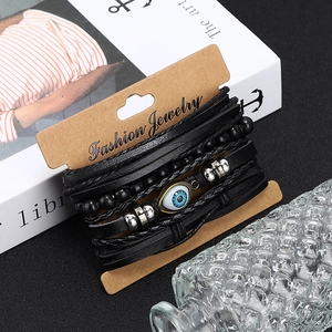 Détail du bracelet multicouche en cuir noir pour hommes avec pendentif œil maléfique bleu