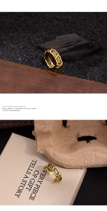 Vue détaillée de la bague en or avec motif vintage et poinçon 925K sur l'anneau