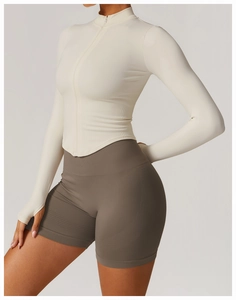 Détail d'ensemble sport avec poignets passe-pouce et texture côtelée sans couture