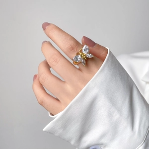 Bague papillon élégante en or avec cristaux de zircon portés sur un doigt