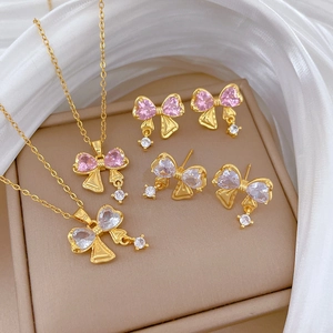 Elegante Fiocco Cuore Zirconia Collana Orecchini Set Gioielli Acciaio Titanio Rame Placcato Oro Per Donne