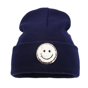 Berretto in maglia blu scuro per uomo e donna con toppa smiley bianca e bordo dorato lucido