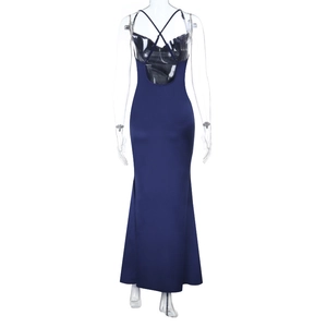 Détail de la robe en satin bleu foncé dos nu montrant les bretelles croisées et la jupe longue