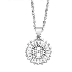 Gros plan sur pendentif lettre H en argent avec pierres zircons et diamants baguette