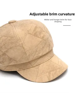 Detalle de gorra beige plegable con visera ancha y textura de gamuza sintética suave