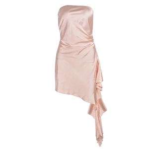 Vue détaillée de la robe bustier en satin rose avec ourlet à volants asymétriques