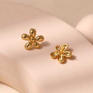Minimalistische Blumenohrringe mit 18 Karat Vergoldung und strukturierten Details