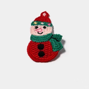 Détail de la pince à cheveux bonhomme de neige tricotée avec broderie de Noël