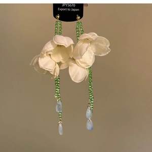 Eleganti orecchini a fiore in tessuto con perline verdi e nappe blu a goccia sottili