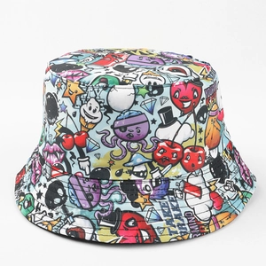Détail d'un chapeau bob graffiti coloré orné de divers motifs de dessins animés