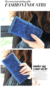 Detalle de cartera larga azul mate con cierre de hebilla y costuras decorativas