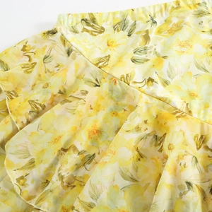Detail eines gelben Blumenrockes mit Rüschen, elastischem Bund und Chiffon-Textur