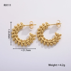 Detail view of gold C-shaped earrings with leaf texture, 22.2mm height and 4.2g weight