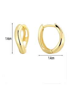 Dettaglio degli orecchini a cerchio placcati oro 14K con dimensioni 1,4 cm e finitura lucida