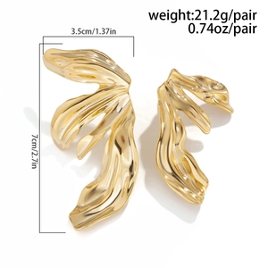 Gedetailleerd beeld van gouden ginkgo-oorbellen met afmetingen 7cm x 3,5cm en 21,2g