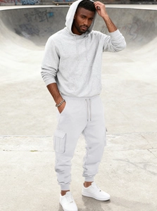 Détail du sweat à capuche gris et du pantalon cargo blanc avec poches sur le mannequin