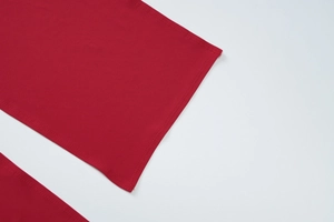 Gros plan sur les coutures précises et le tissu rouge de qualité de cette robe d'été