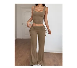 Détails du crop top à col carré côtelé et pantalon évasé à cordon en vert olive