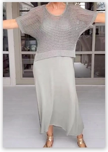 Dettaglio del set due pezzi in maglia grigia con trama a rete traforata e stile casual
