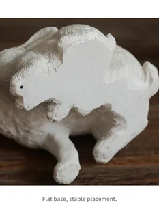 Fond plat de la statue de lapin en résine montrant la base stable et la texture du poil