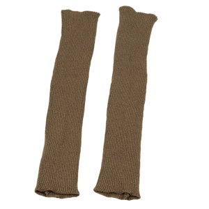 Detailaufnahme der dunkelbraunen Strickstruktur der langen fingerlosen Armstulpen