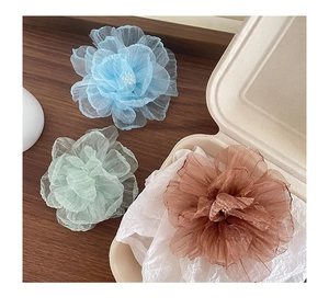 Detailansicht der Organza-Blumen-Haarspangen mit Stoffschichten und kleinen Perlen