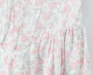 Dettaglio del tessuto floreale con motivi a rose rosa e trama con arricciatura fine