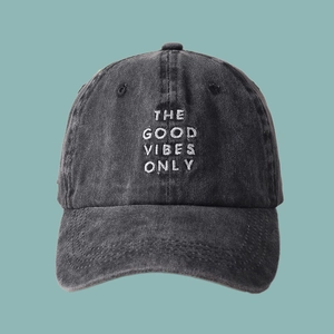 Vue détaillée de la broderie blanche sur casquette en denim gris foncé lavé