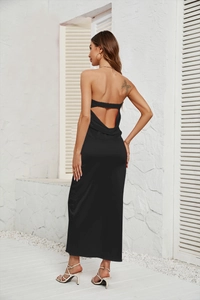 Dettaglio del design senza schienale su questo abito in raso nero con cinturini elastici