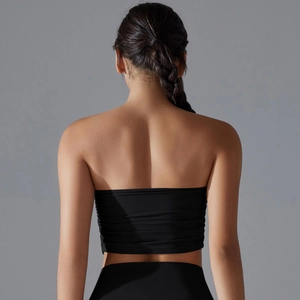 Vista posterior de un sujetador deportivo negro sin costuras en punto elástico para yoga