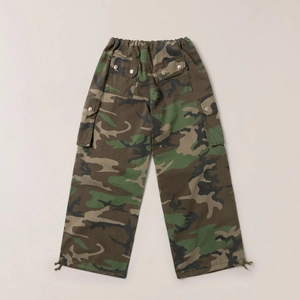 Détails du pantalon cargo camouflage, taille élastique et boutons métalliques sur les poches