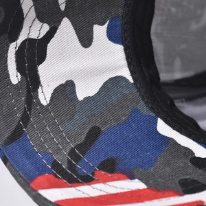 Gros plan sur la texture du tissu camouflage de la casquette de baseball drapeau américain