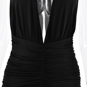 Détail d'une robe dos nu noire à col en V avec des plis élégants et un tissu extensible