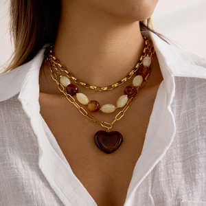 Collana a tre strati placcata oro 18k con perline in resina e ciondolo a cuore rosso