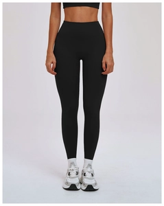 Gros plan sur le legging de yoga taille haute en V avec texture brossée et effet galbant