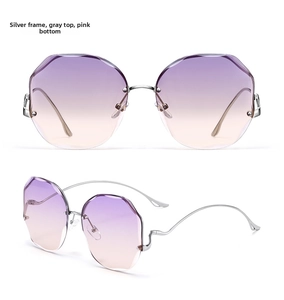 Vue détaillée de lunettes de soleil géométriques sans monture, cadre argent et dégradé rose