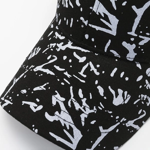 Casquette baseball noire en coton avec graffiti blancs et coutures détaillées