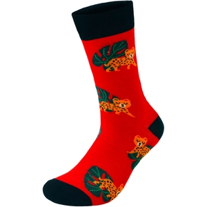 Détail d'une chaussette en coton avec motif léopard et feuilles de monstera sur rouge