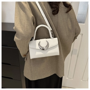 Détail du sac en cuir PU blanc motif litchi avec une boucle en métal argenté