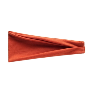Gros plan du bandeau de yoga orange montrant la texture douce du coton et les plis