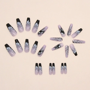 Lange Sarg-Kunstnägel mit schwarz-violettem Farbverlauf, Spinnennetz und Halloween-Design