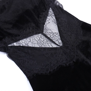 Gros plan sur la robe en velours noir avec détails délicats de dentelle de cils