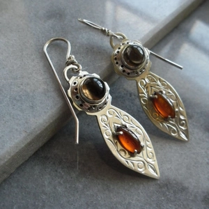 Orecchini pendenti vintage in argento con pietre arancioni e incisioni floreali